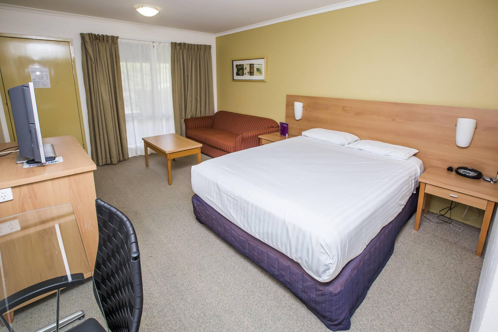 Ibis Styles Canberra Eagle Hawk Exterior photo