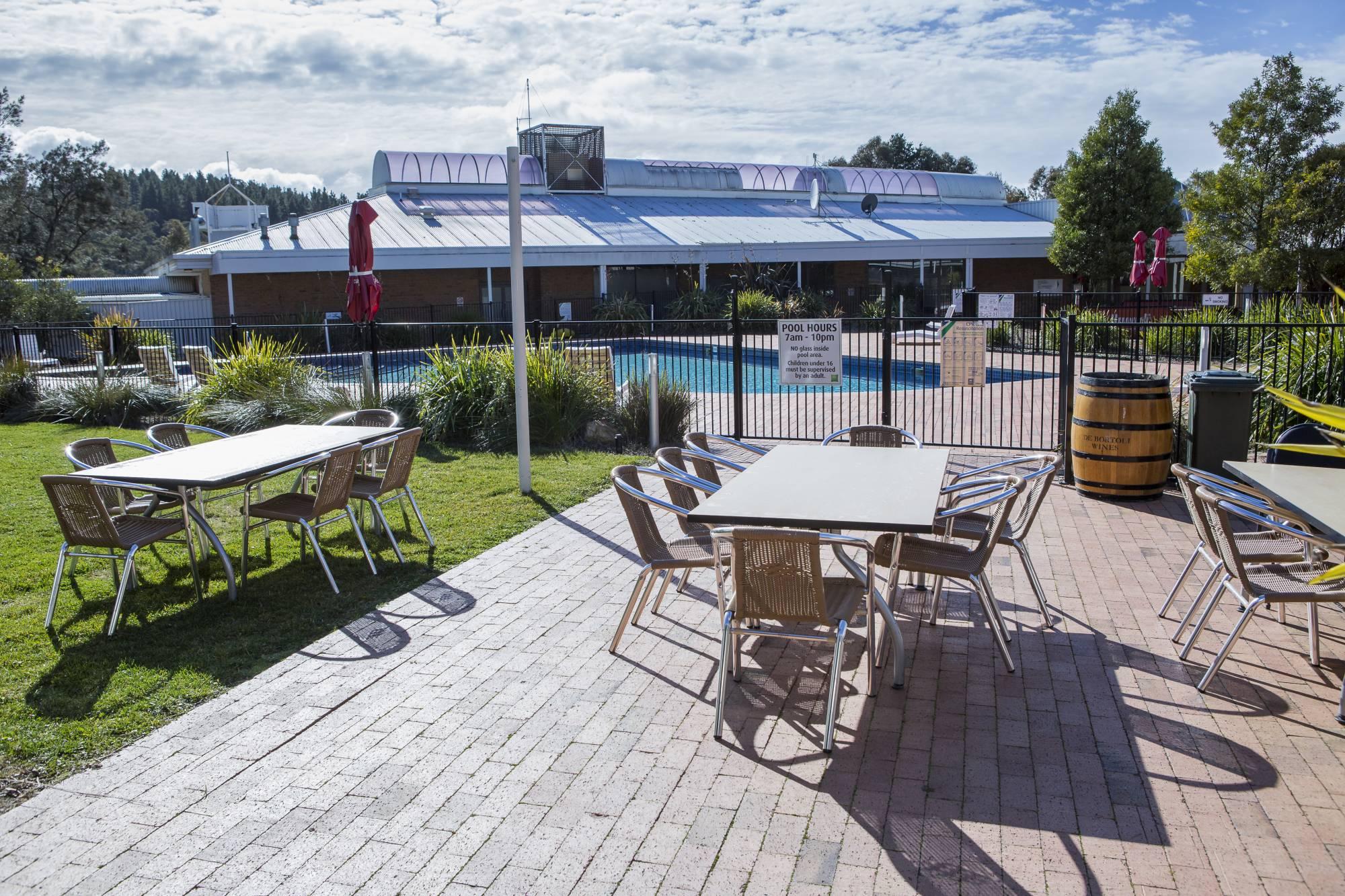 Ibis Styles Canberra Eagle Hawk Exterior photo