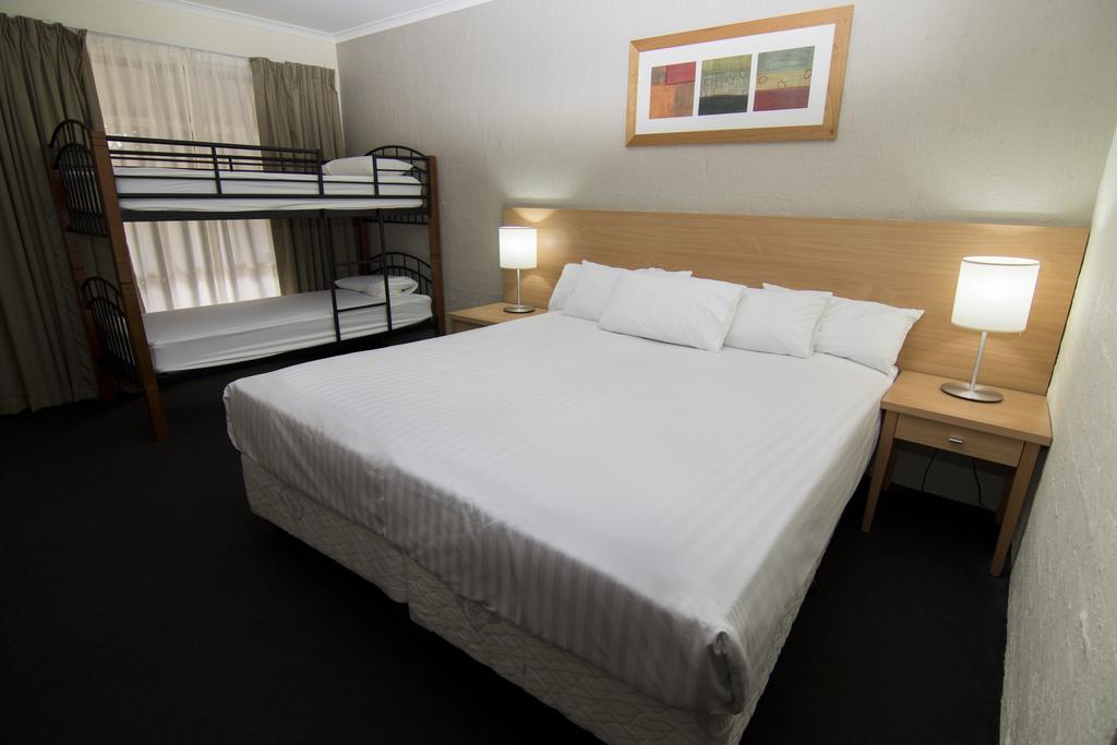Ibis Styles Canberra Eagle Hawk Exterior photo