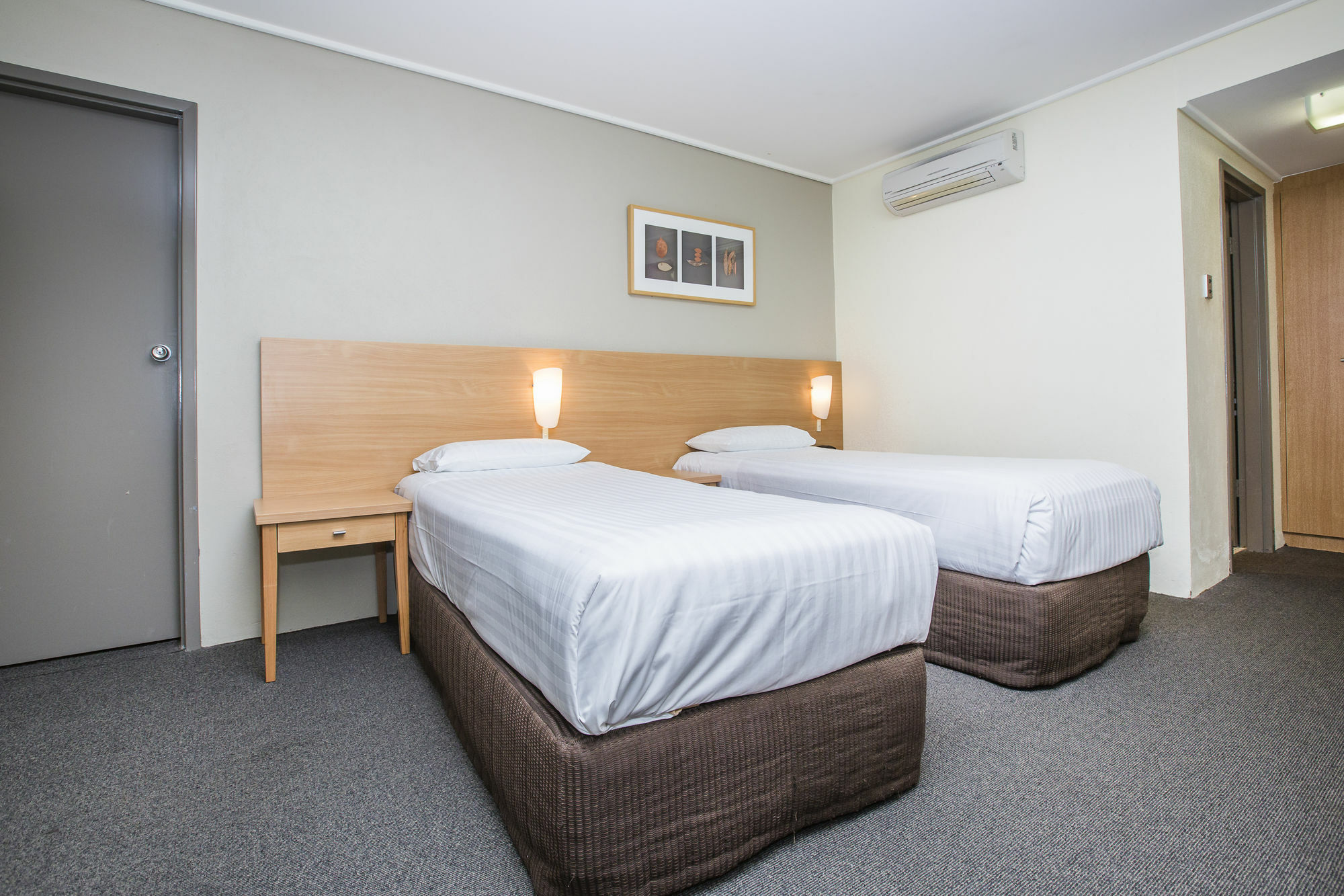 Ibis Styles Canberra Eagle Hawk Exterior photo