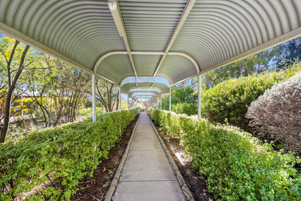 Ibis Styles Canberra Eagle Hawk Exterior photo